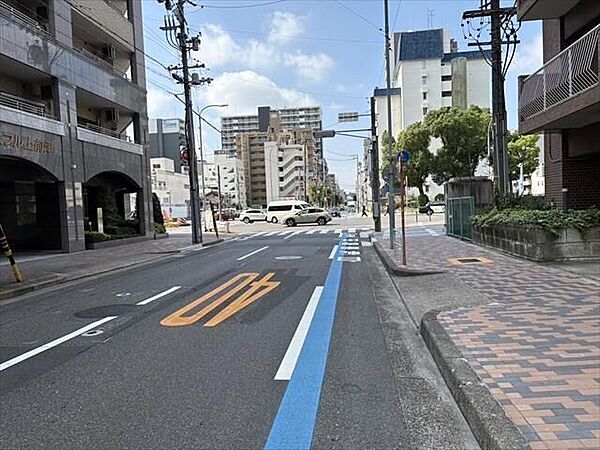マンション東側前面道路です。東側端通にあたります。