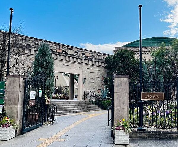 久屋大通庭園フラリエ庭園開園時間　9:00～17:30　入園無料花や緑、水辺など都会の自然をゆったりとお楽しみいただくガーデンを中心に、カフェ、レストラン、フラワー＆グリーンショップ、イベント…