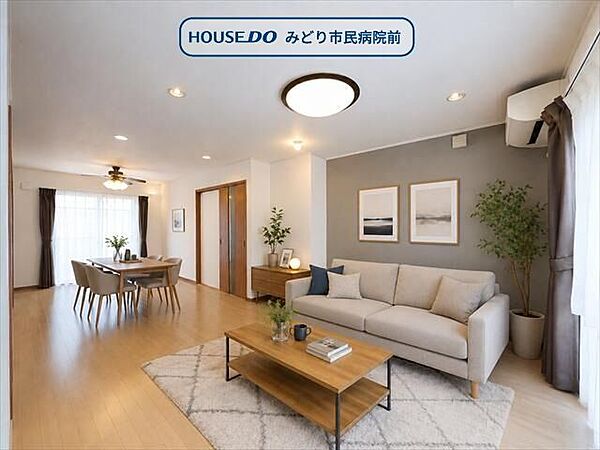 18.7帖：アクセントクロスがおしゃれなLDK。※実際の写真に家具や調度品をCG合成したものです。家具等は販売に含まれておりません。