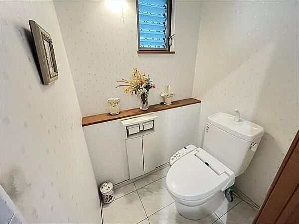 1階：小窓から自然光が差し込む、明るく快適なトイレ空間。カウンターには芳香剤を置いたり小物を置くことができますね。