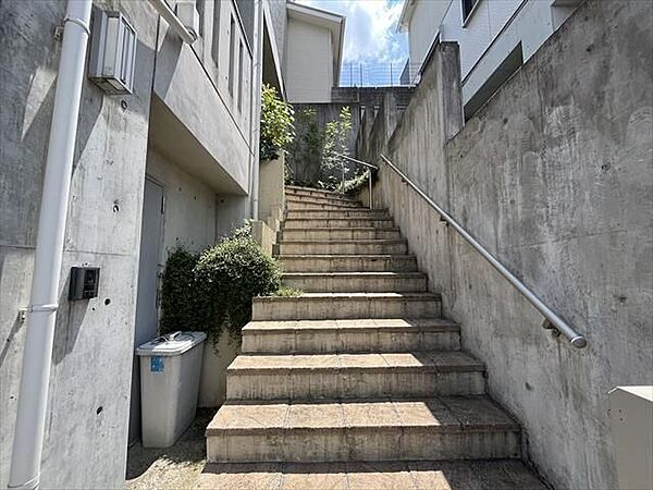 高台ならではの開放感あるアプローチ。視線が届きにくくプライバシーにも配慮された造りです。