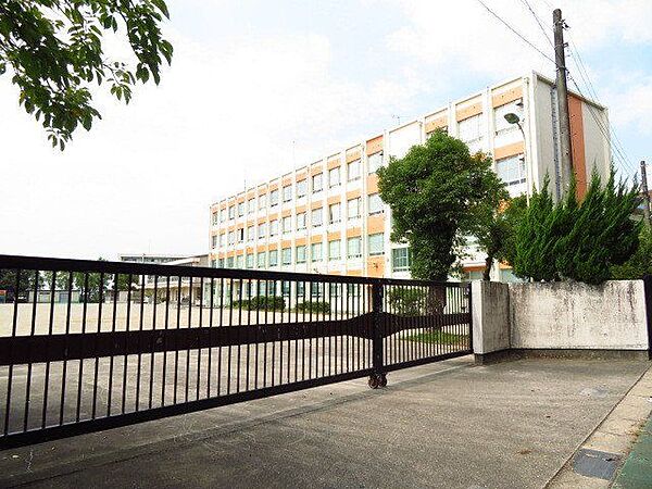 名古屋市立鳴子小学校目指す児童像：1自信と思いやりの心をもつ子ども【豊かな心】 2よく学ぶ子ども【確かな学力】 3心身共に健康で明るい子供【健やかな体】 4地域を大切にする子供【郷土愛】 480m
