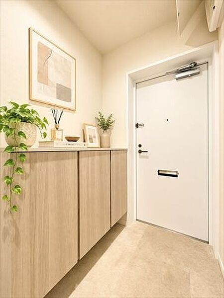 たっぷり収納できるシューズボックス完備。いつでもスッキリ片付く玄関スペースです。※実際の写真に家具や調度品をCG合成したものです。