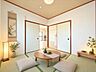 和室：リビングとつながる畳敷きのお部屋は、お客さまが遊びに来た時にも使えますし、ちょっと疲れた時にお昼寝できるのもうれしいですね。※実際の写真に家具や調度品をCG合成したものです。