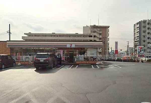セブンイレブン名古屋鹿山2丁目店【スローガンは「近くて便利」。地域の人へのサービスを重視し、配達サービスにも力を入れている。（電子マネー利用可　ＡＴＭあり　ネット通販あり）nanacoポイントサー…