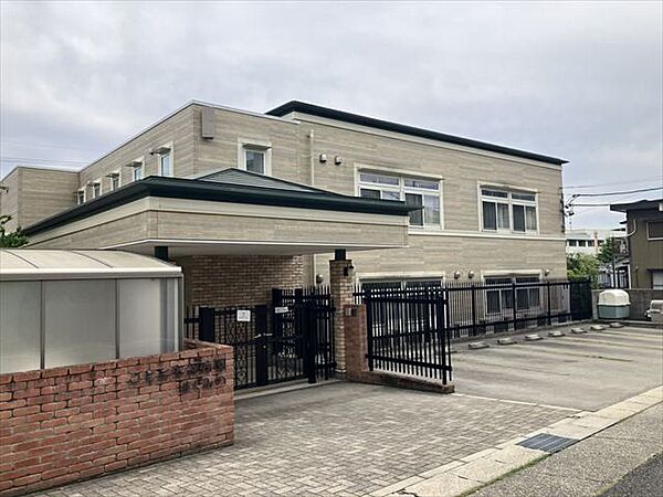 こととも保育園はぐみの・人の言葉に耳を傾ける力を育てる・落ち着いてじっくり遊び込める力を育てる・良い人間関係を作る力を育てる・豊かな感性と感覚を養い、感じる力を育てる・好奇心、探究 370m