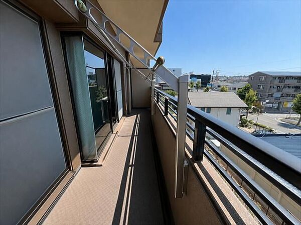 南向きの明るいバルコニー。休日は外の景色を眺めながらリラックス。
