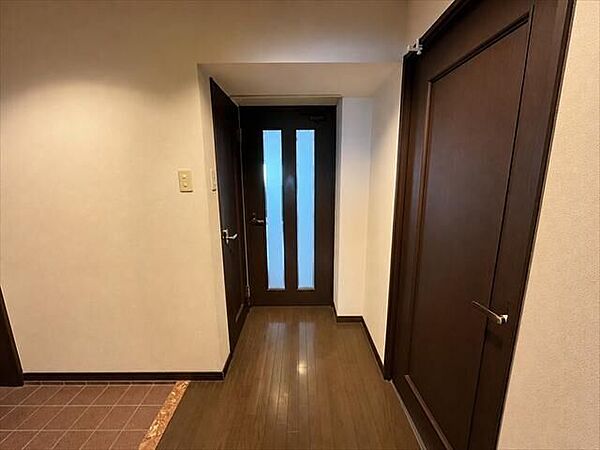 落ち着いた色合いで上質感のある玄関・廊下空間。来客を心地よく迎えます。