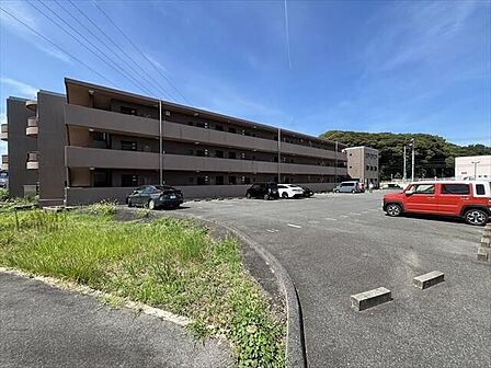 マンション北側に平面駐車場が完備されています。光を遮る建物がなく、日当たり・風通し良好です◎