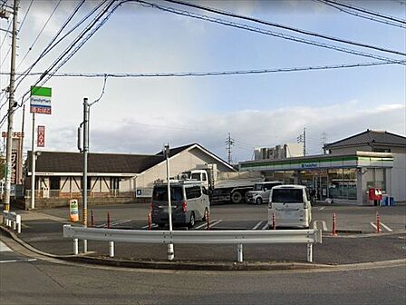 ファミリーマート緑敷田店【スローガンは「Fun&Fresh」。驚きやワクワク感を与えるべく、商品改革に取り組んでいる。(電子マネー利用可 ATMあり ネット通販あり)Vポイントサービスあり。】…