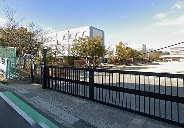 大高小学校校訓：和　「人と争わず、何事にも仲良く協力して、行動するように」という願いがこめられている。教育目標：国際社会に生きる、人間性豊かで、自ら学ぶ大高っ子の育成 1330m