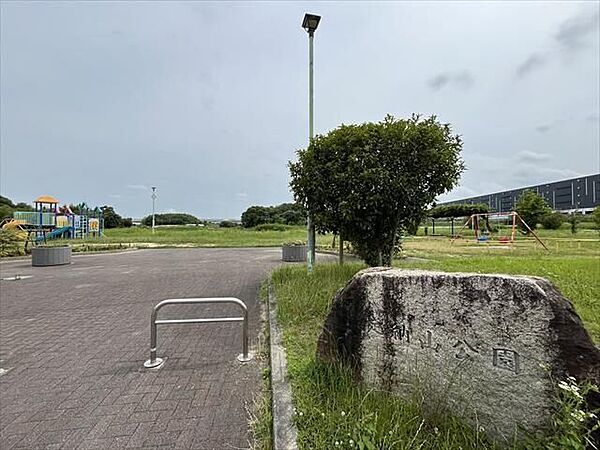 定納山公園住宅街に佇む緑豊かな公園。車イスで通行できる園路です。滑り台やブランコの遊具があり、小さなお子様も遊ばせることができます。 400m