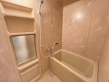 一日の疲れを癒す、ゆったり浸かれるバスルーム。収納棚付きでシャンプーや小物もすっきり整理できます。※実際の写真から家具消しの加工行っております。