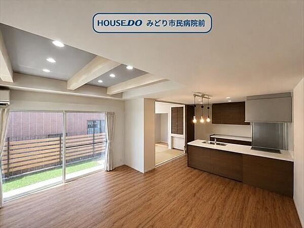 18.5帖の広々LDK♪折上天井と化粧梁が空間にアクセントを添え、家族が自然と集まる心地よい住空間※実際の写真から家具消しの加工行っております。
