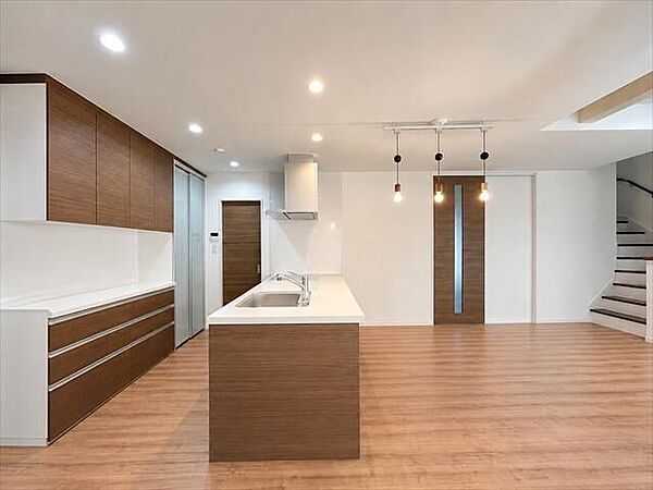 対面式キッチン♪同色のカップボードが付いています。しっかりと収納量があり、扉が付いているので物の落下防止や、中身が見えなくデザインに統一感あり◎※実際の写真から家具消しの加工行っております。