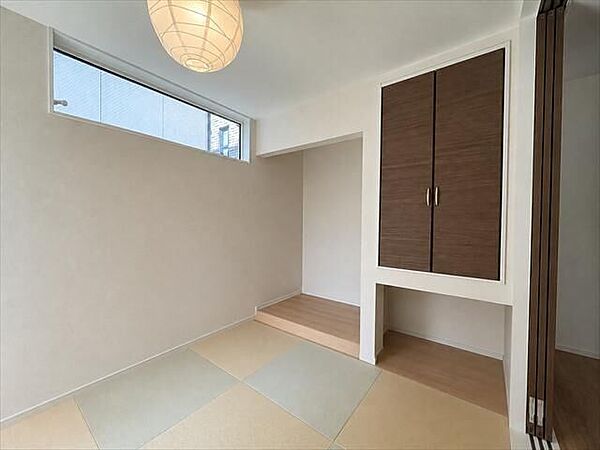 4.5畳：板の間を設けた和室は、飾り棚や季節のインテリアを楽しめる上品な空間♪※実際の写真から家具消しの加工行っております。
