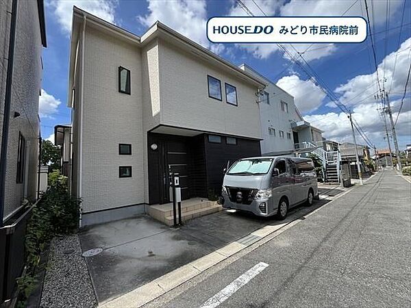 幅員約4mの北側前面道路です。車がすれ違うには厳しい道幅ですが、車はスピードを抑えて走行するので、お子様にも安全な道幅となっています。駐車スペース2台分◎大きな車も止めることができます！