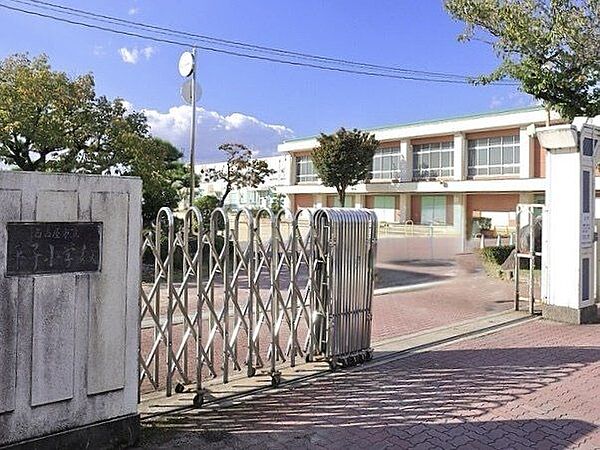 平子小学校校訓：強く・正しく・美しく心も体もたくましく育ってほしいルールや約束を守り、あいさつがしっかりできるようになってほしいいつも笑顔で、人との絆を大切にしてほしい 490m