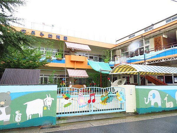 鳴海幼稚園昭和30年創立。名古屋市緑区で一番古い歴史をもつ幼稚園。【目的】 教育基本法並びに学校教育法により幼児を教育し、適当な環境を与えて、その心身の発達を助長して健全な園児を育成する。 1040m