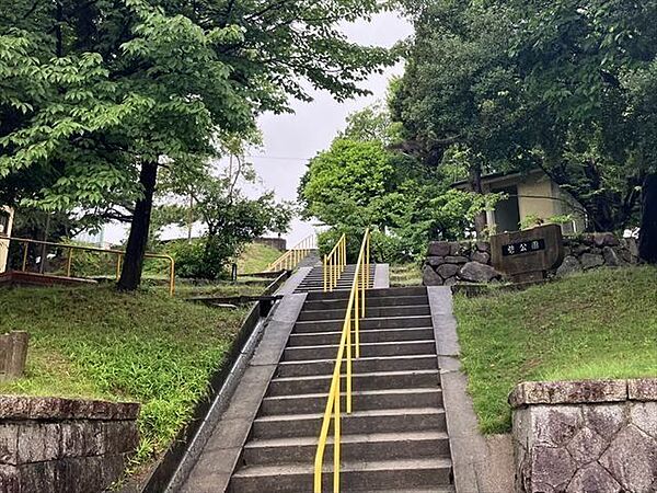 砦公園【善照寺砦跡に位置する歴史ある土地にある公園。ブランコや滑り台、シーソーなどの遊具があり遊べます。北西側からは階段を上らなくても入ることができます。】 490m