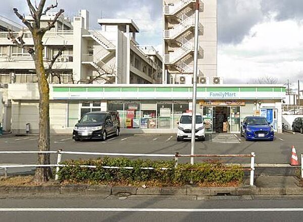 ファミリーマート緑潮見が丘店【スローガンは「Fun＆Fresh」。驚きやワクワク感を与えるべく、商品改革に取り組んでいる。（電子マネー利用可　ＡＴＭあり　ネット通販あり）Vポイントサービスあり。】…