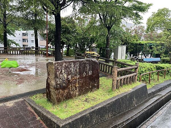 生山公園【周りには有松グリーンハイツが立ち並び、その中央あたりに位置します。近場で遊ばせたい親御さんにも嬉しい公園。遊具は滑り台、ブランコ、サイのスプリング遊具があります。】 380m