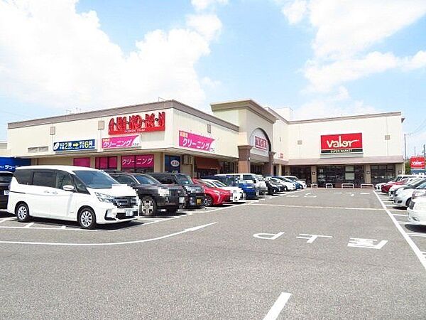 スーパーマーケットバロー 鳴海店営業時間　10時～20時　日曜日は、9時半～20時・あかのれん、パン屋、美容院、花屋、クリーニング店　兼用 820m