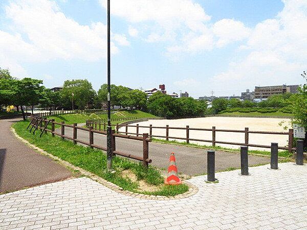 平手南公園野球もできる広さの公園。散歩や運動に最適です！遊具もあり、小さなお子様も遊ばせることができます。公園敷地内に「大清水コミュニティセンター」があります。 360m