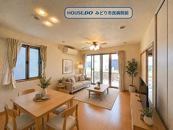 大きな窓から光が差し込む、開放感のあるリビングダイニング。※実際の写真に家具や調度品をCG合成したものです。（家具等は販売に含まれておりません）