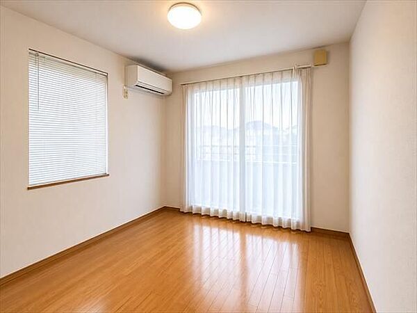 南東側：バルコニーに繋がる明るい洋室は、やさしい光が部屋全体に広がり、心地よく過ごせます。※実際の写真から家具消しの加工行っております。