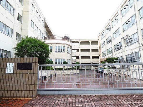 名古屋市立左京山中学校近くには自然豊かな大高緑地公園があります。「学びあい 助けあい～仲間とともに 輝く未来へ～」をテーマに、共に安心して生活できる集団づくりと学習の基礎基本の定着を重点目標に…
