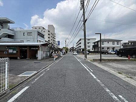 マンション北側前面道路です。一方通行ということもあり、車の通りも多くなく、出入りもしやすいです。