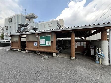 マンション北側にある駐輪場です。屋根が付いていますので、雨や紫外線から自転車やバイクを守り、サビや部品の劣化を防ぐことができます。