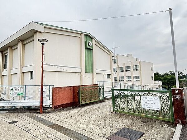 名古屋市桃山小学校創立：昭和54年4月3日校訓：すすんで学び行う子　仲良く明るい子　強くたくましい子教育目標：心身ともに健康で自ら学び実行する子の育成に努める。 770m