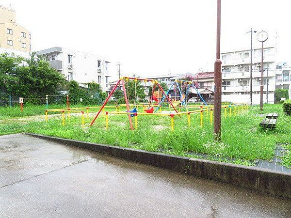 汐田公園「東海自動車学校」の北側にあり。見通しの良い公園です。ブランコや滑り台の遊具があります。 480m