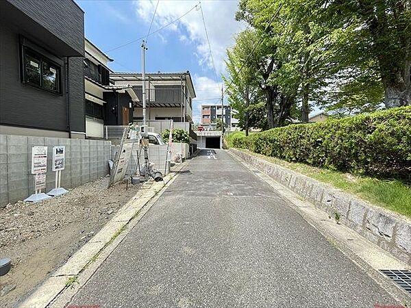 幅員約4mの前面道路です。普通車が1台通れる幅となります。大型車の通行が少ないので、振動や騒音が抑えられます。