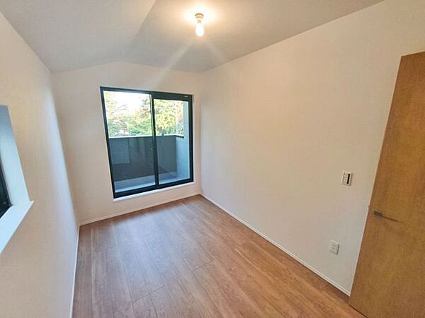 バルコニーに面したお部屋です。お天気のいい日にはたっぷりと陽を取り込むことができ、ベッドの上のお布団もふかふかになりそうですね。