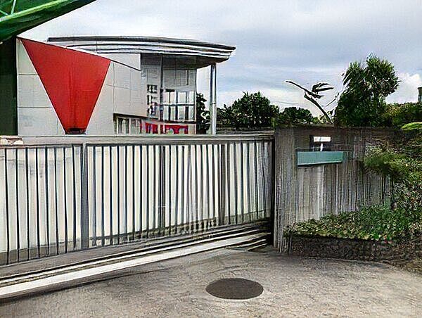 風かおる丘幼稚園芝生の園庭、ビオトープや緑の木々に囲まれた新幹線が見える恵まれた環境と工夫を凝らしたデザイン性のある幼稚園。 830m