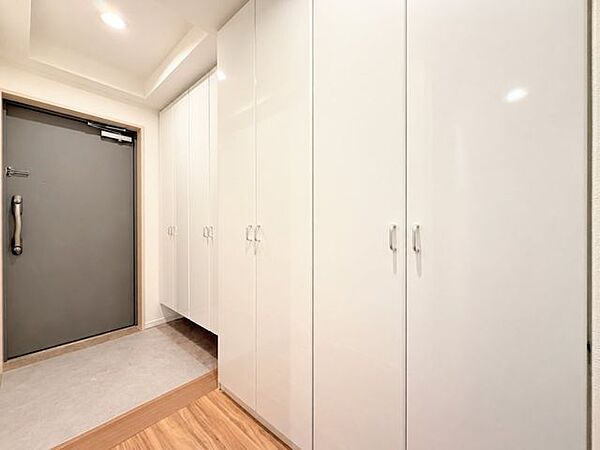 玄関には収納棚が設置されています。家族全員分の靴など片付けておけるのでスッキリとした空間を保てます◎