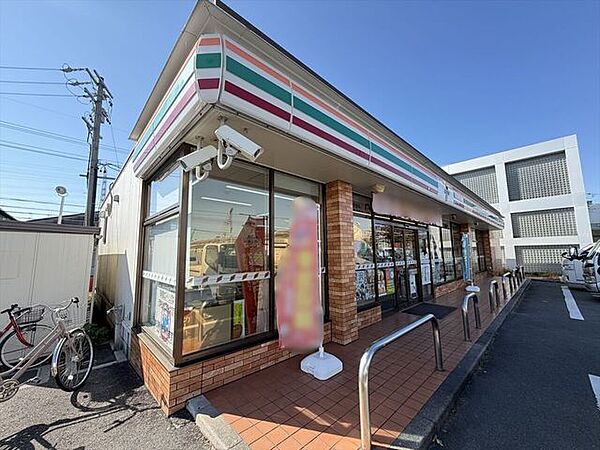 セブンイレブン名古屋鳴海町母呂後店【スローガンは「近くて便利」。地域の人へのサービスを重視し、配達サービスにも力を入れている。（電子マネー利用可　ＡＴＭあり　ネット通販あり）nanacoポイントサ…