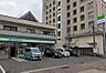 周辺：ファミリーマート大高駅前店【スローガンは「Fun＆Fresh」。驚きやワクワク感を与えるべく、商品改革に取り組んでいる。（電子マネー利用可　ＡＴＭあり　ネット通販あり）Vポイントサービスあり。】…