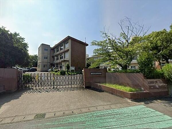 西尾市立寺津中学校【校訓】「自主　勤勉　責任　誠実」【基本理念】「居心地のよい　学校づくり」【めざす学校の姿】誰もが　居場所があり　学びやすく　働きがいのある学校 1510m