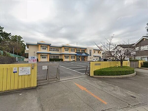 平坂幼稚園【教育目標】「心身ともに健康で、友達といっしょに遊べる子どもを育てる」・自分でやってみようとする子　・子どもらしく、いきいきと遊ぶ子　・思いやりのある子 1250m