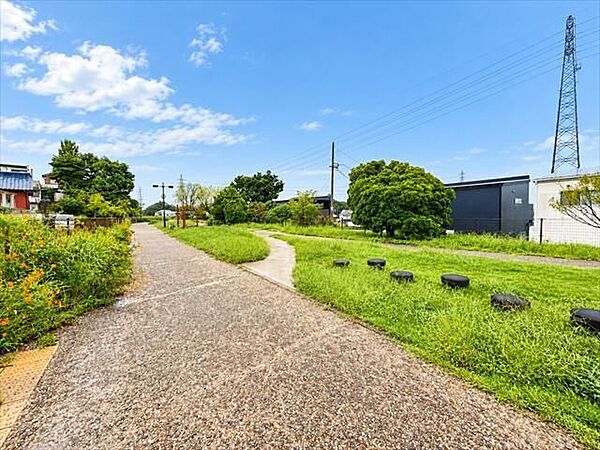 お家の裏には緑あふれる遊歩道♪四季折々の自然を感じながら、お散歩やジョギングを気軽に楽しめます！
