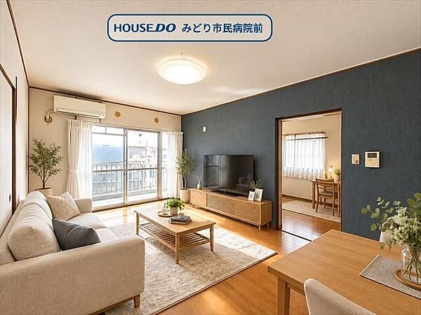 大きな窓から明るい陽光が差し込むリビング♪ 落ち着いたアクセントクロスと温かみのあるフローリングが、くつろぎの空間を演出します。※実際の写真に家具や調度品をCG合成したものです。
