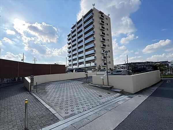 マンション駐車場の出入口です。ゆったりしていますので、車の出し入れもしやすいです。