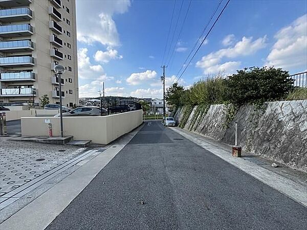 マンション東側前面道路です。駐車場の出入口に面しています。道路の向かいには「扇川公園」があります。