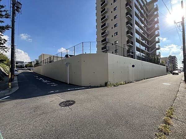 マンション北東角地に面する前面道路です。