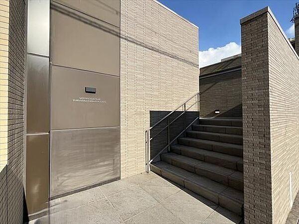 外からの視線を遮り、プライバシーと防犯性を高めるエントランス