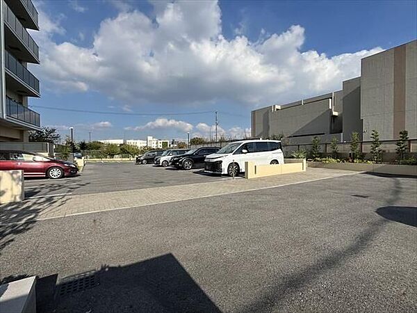 マンション南側にある平面駐車場です。
